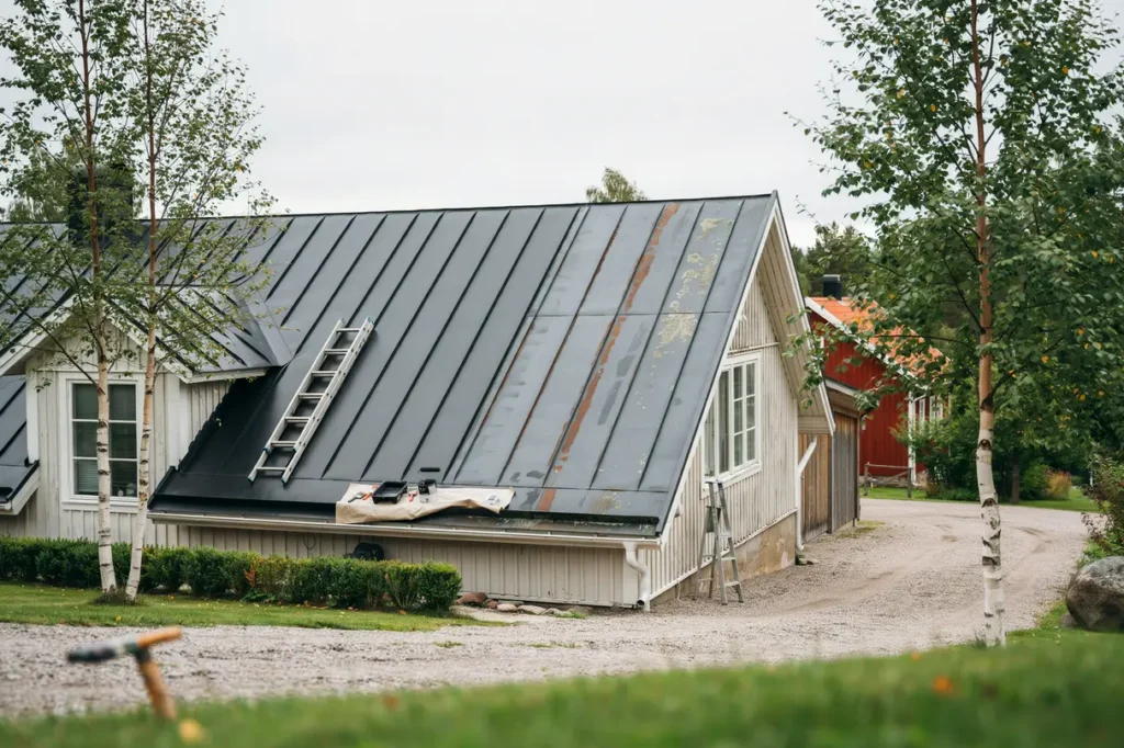 ge pl ttaket nytt liv med takm lning s skyddar du huset och lyfter helhetsintrycket